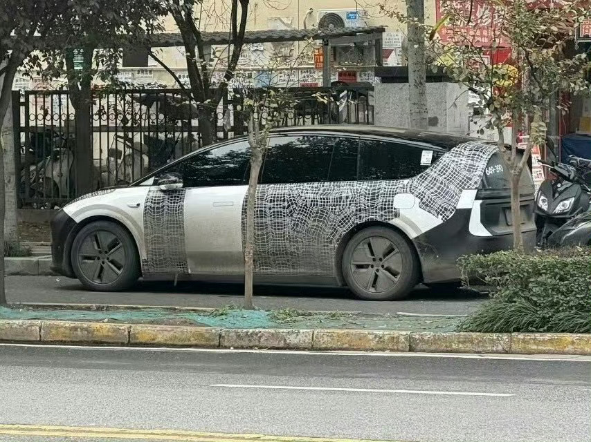 对比i8明显更长了内部三排座椅空隙估计又要大不少！ 