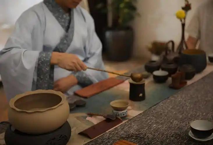 他讽刺将军不会品茶，将军拉着他比赛喝茶，让他喝到腹泻才肯罢休

这事不是瞎编的，