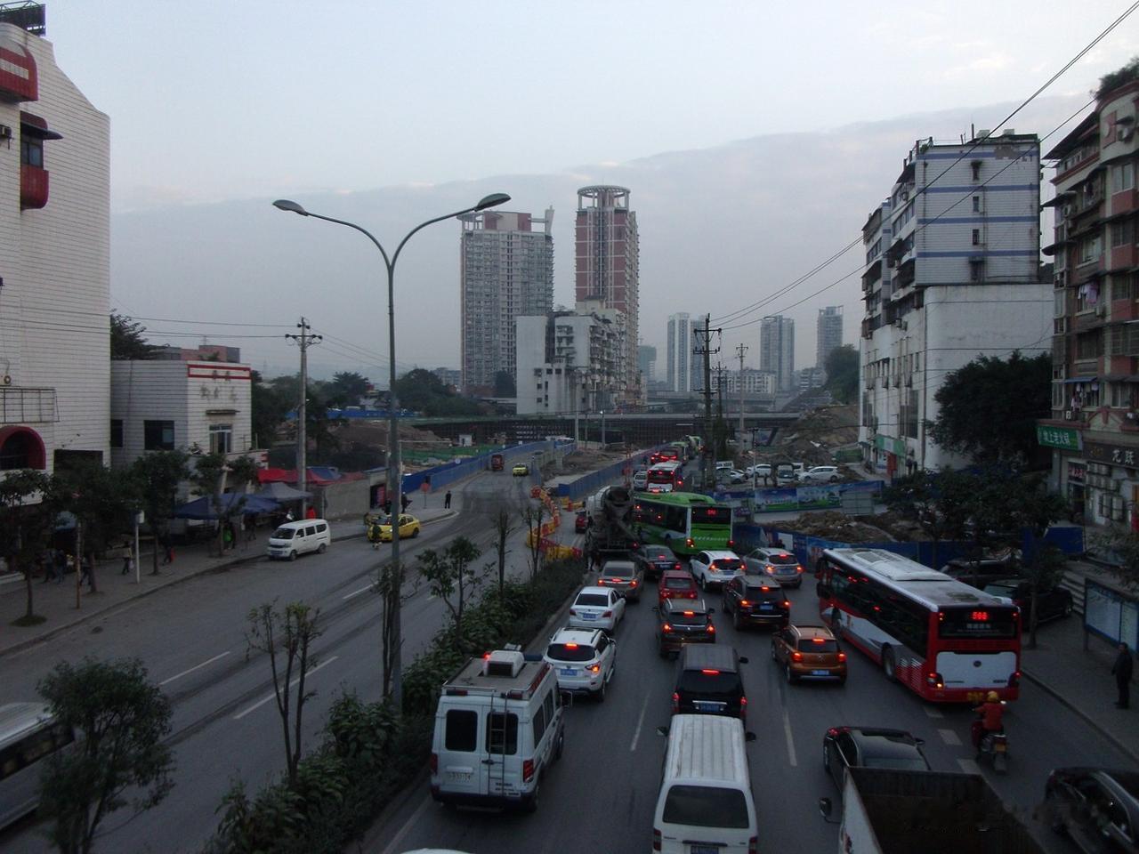 相隔十年多的时间在重庆沙坪坝区双碑街四校天桥拍摄的图片，这条公路是沙坪坝到北碚的