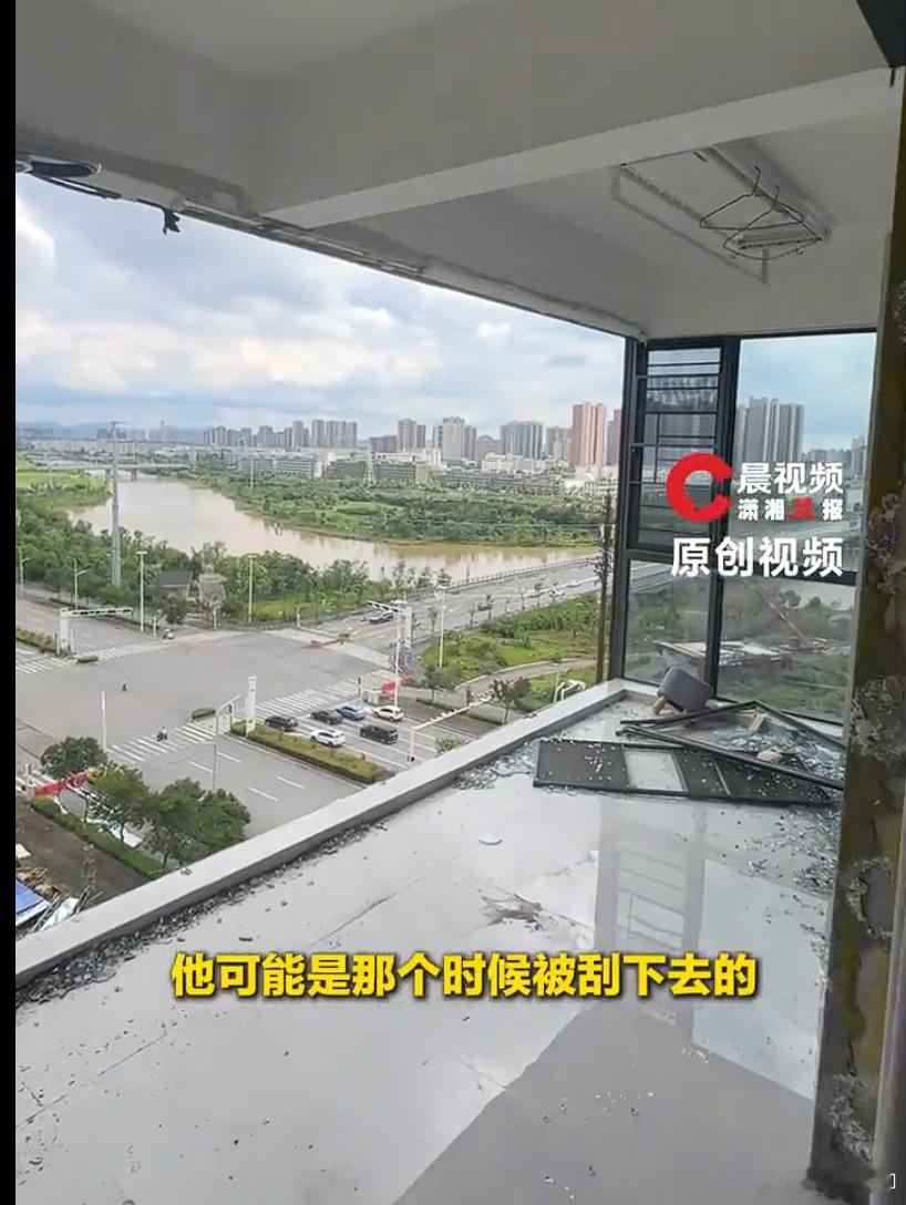 男子被龙卷风吸走屋子几乎被掏空 男子被龙卷风从12楼吸走家属发声这就是大型落地窗