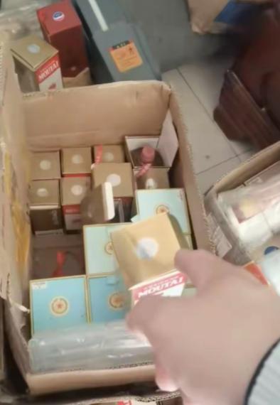 辽宁沈阳，35岁丈夫看店时，三名外地民警突然上门，以查假五粮液为由，将店里159