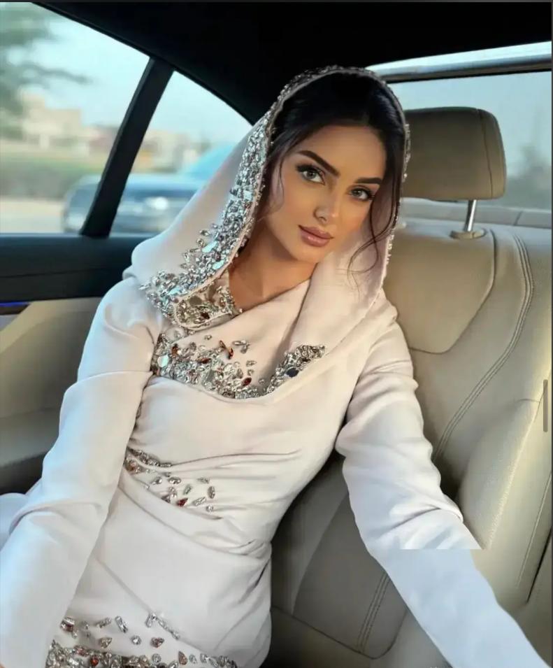 伊朗人有个挺有意思的心态。他们觉得自己是"雅利安人”——“伊朗”这名字本身就是”