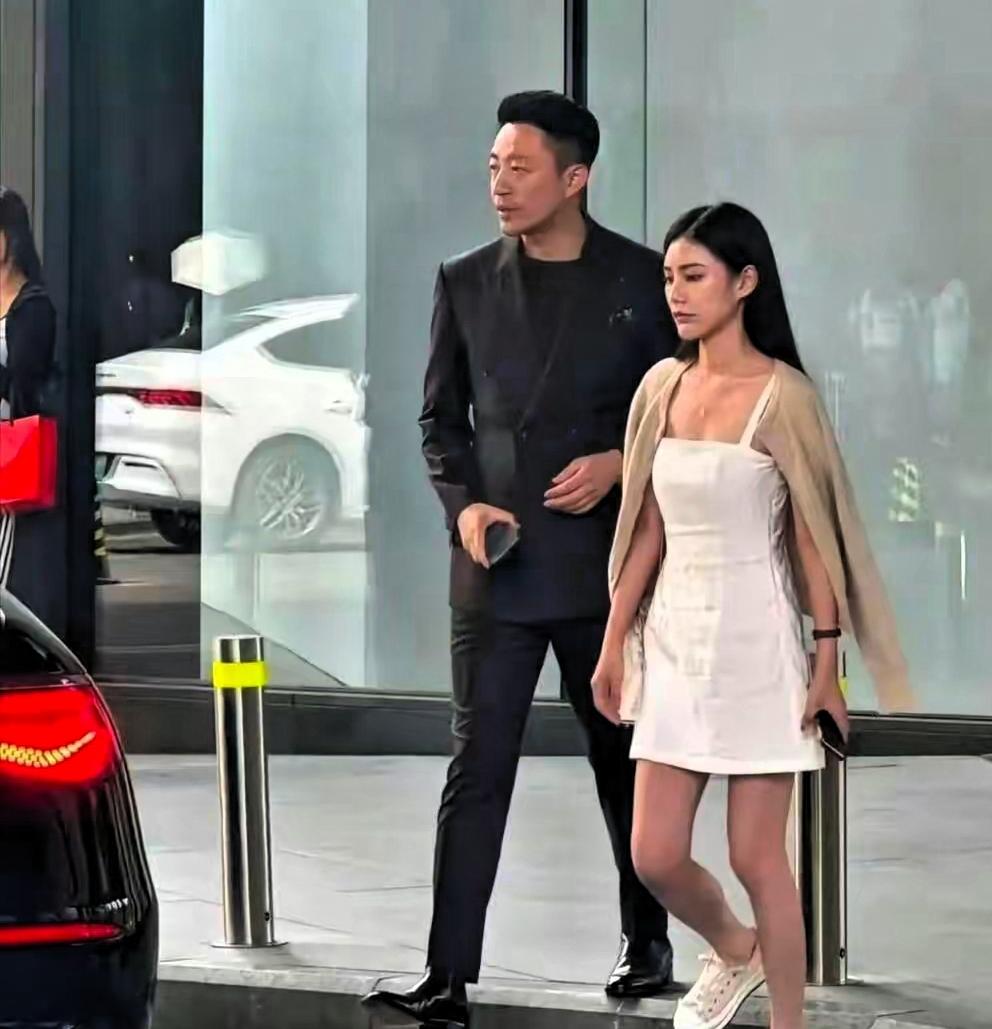 不少人总觉得夫妻之间，最怕旁人传来各种小道消息。马筱梅就收到朋友发来的消息，告知