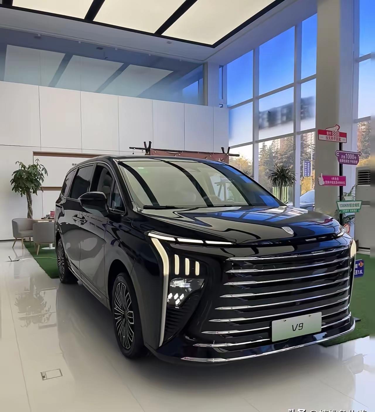 邻居家今年添了二胎后一直想换车，
昨天恰逢周末，便一同前往通州车行看车。

刚踏