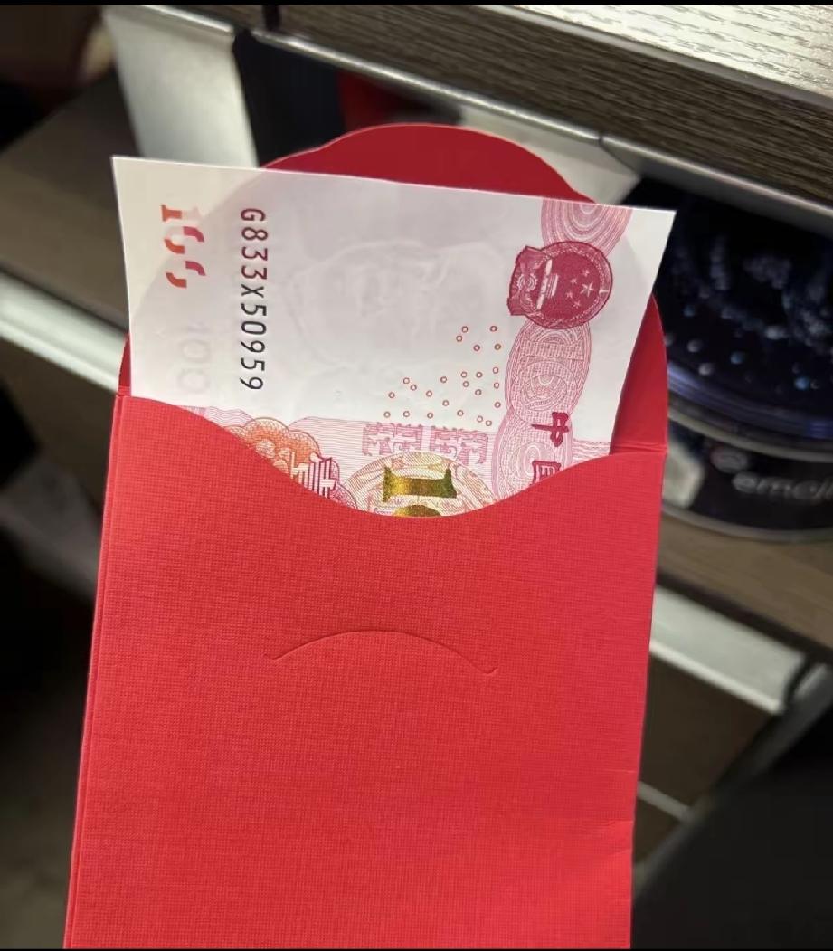 婚礼三姨随礼200，一周后她家乔迁，一家人纠结整夜。亲戚之间最磨人的拉扯，从来不