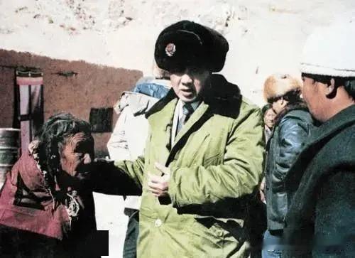 1979年，孔繁森踏出故土开启首次援藏征程。原定岗位为日喀则地委宣传部副部长，抵