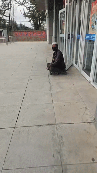 现在乞讨的人都这么牛吗？
给他现金都不愿意要，甚至还嫌少呢？