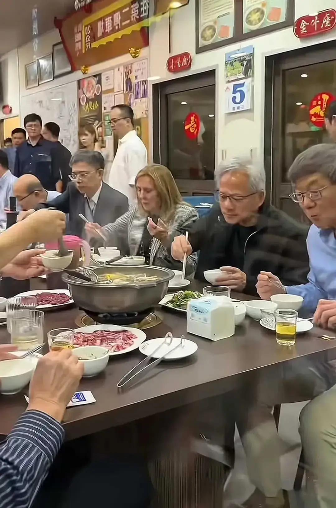 全球市值最大的企业英伟达创始人黄仁勋吃饭很简单，不坐雅间，爱吃街边摊，座位很拥挤