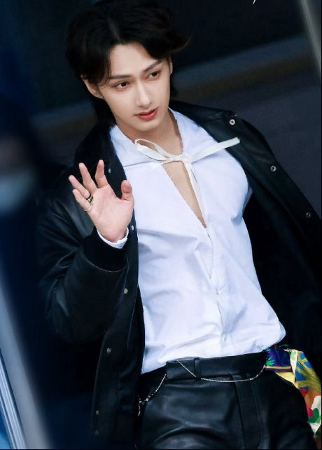 文俊辉回国录hi6状态全黑造型鲨疯！文俊辉长沙上班状态在线，期待帅哥在好六玩得开