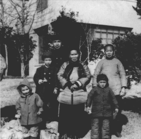 解放后，粟裕把分别24年的母亲梁满妹和大姐接到南京，1951年与母亲等合影。