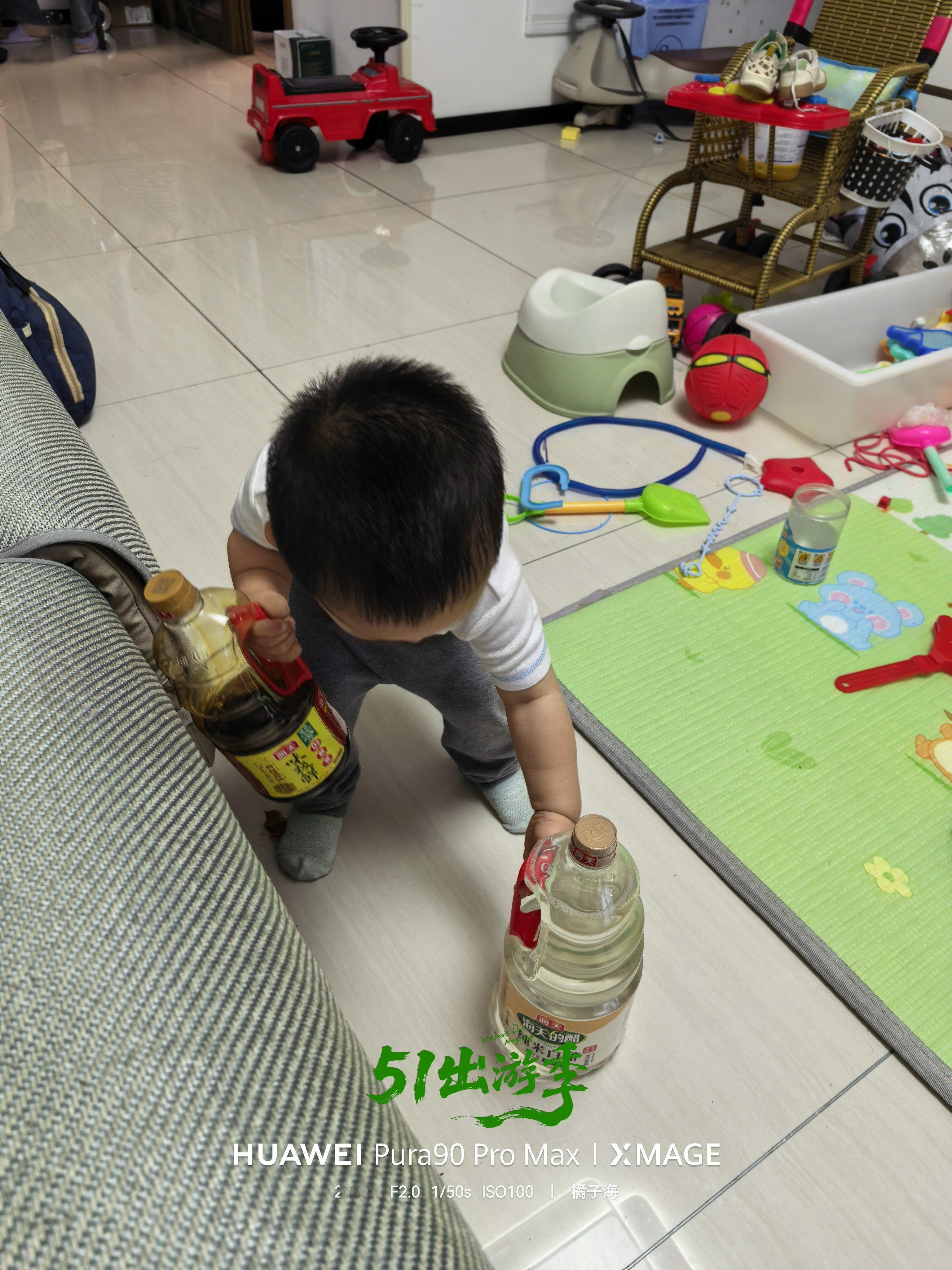 乐乐的力气真的巨大，一手酱油一手醋，提起来就走。感觉长大以后，乐乐做饭应该也是一