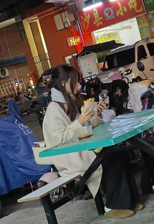 路边偶遇的她，让我瞬间感慨：要是当初能鼓起勇气，也不至于现在还单着，谁来给我点上