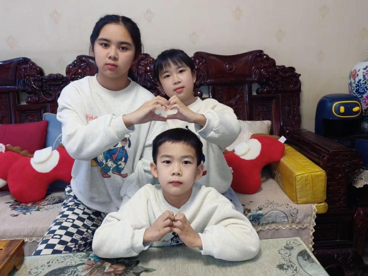 这是什么神仙姐弟组合呀~❤️两个姐姐比心太甜啦！🥰弟弟双手合十萌化了~😘