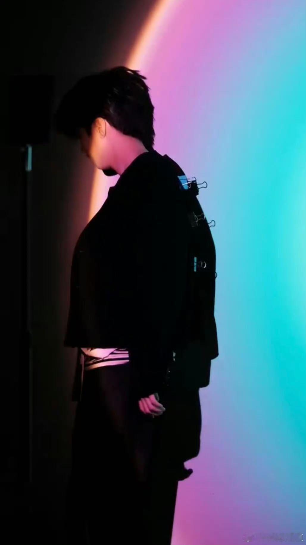 王俊凯衣服背后的夹子王俊凯外套背后好多夹子第一眼看是帅，第二眼看是心疼，王俊凯后
