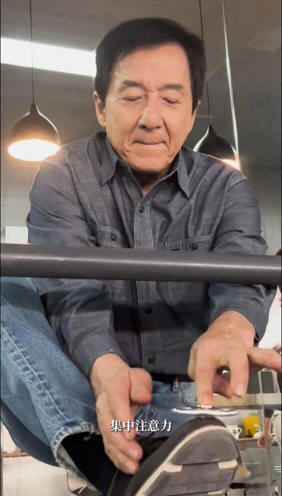 成龙自曝有ADHD成龙活到老学到老啊，老一辈肯接受电子产品很喜闻乐见，成龙坦诚有