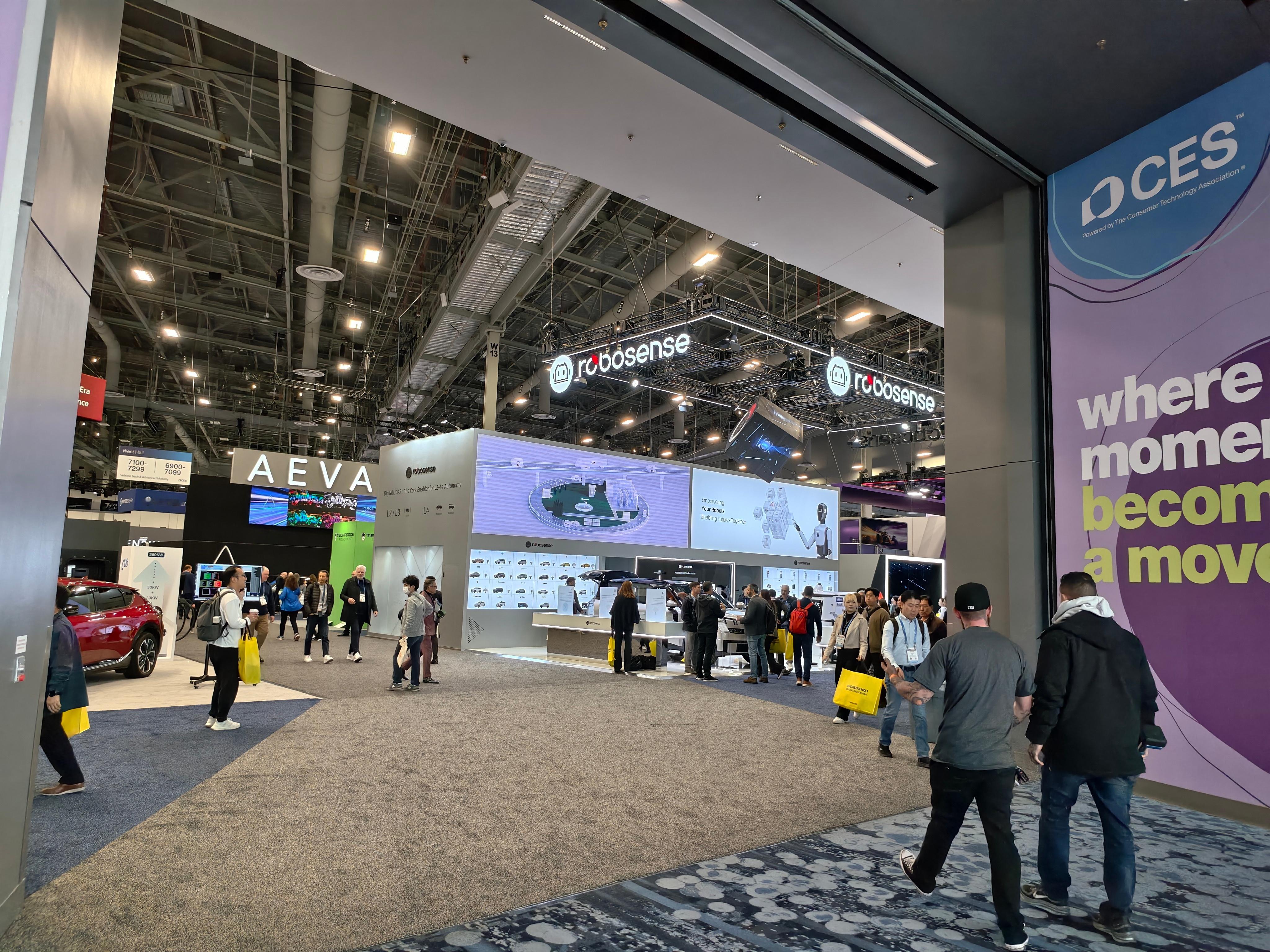 速腾这个展台位置是不是要加钱啊，全场最大流量的位置。去年我记得是一台领克 Z10