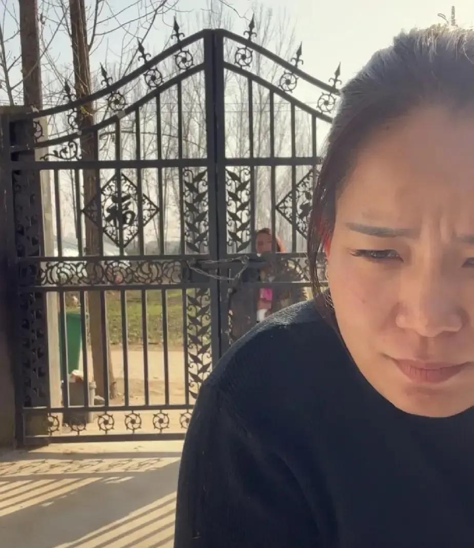 直播间里的“翻车”，往往不只是因为产品，更可能输给了“家务事”。
网红夫妻李佳和