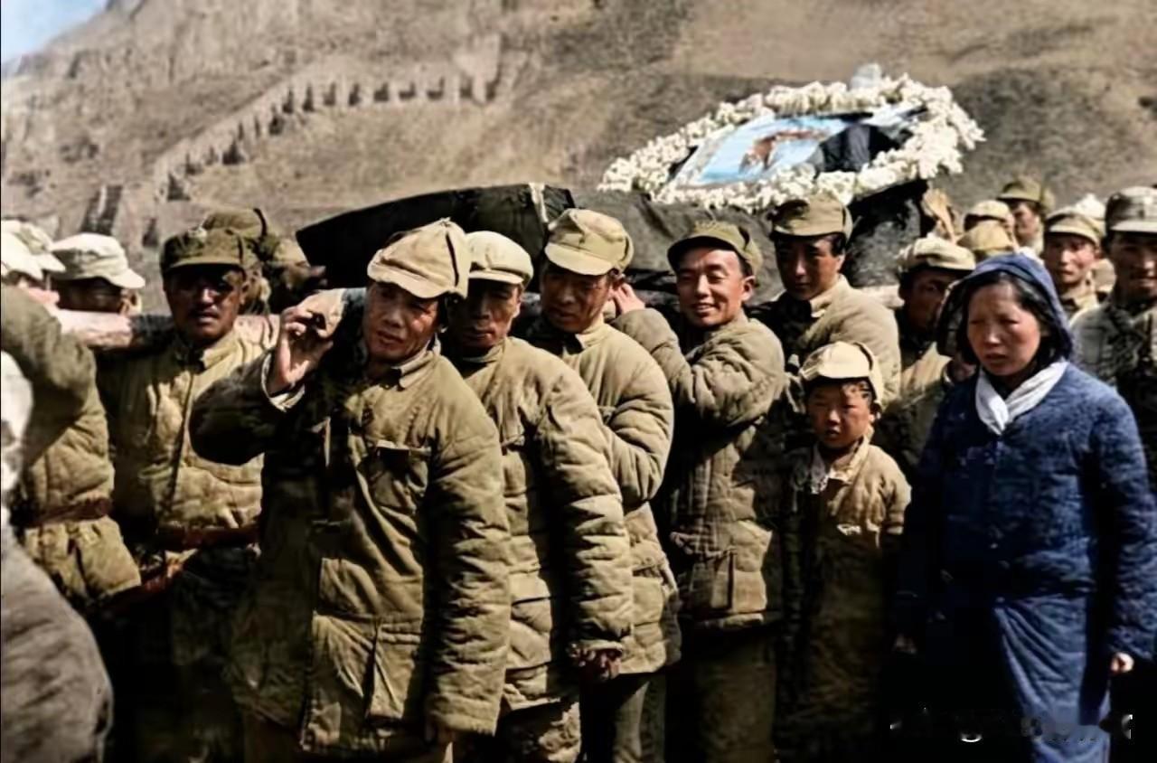 这是1942年延安林育英（张浩）的出殡现场。林育英是优秀的无产阶级革命家，病逝后
