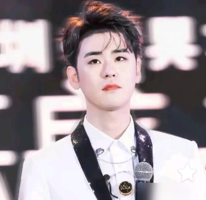 别再吹什么亲情了。
郭汾阳身边那个张云雷，根本不是舅舅，是一张活的投名状。