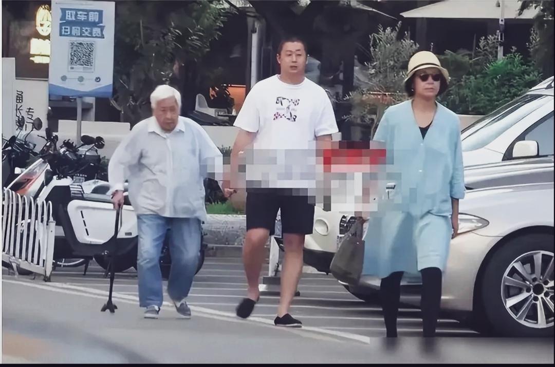 都说儿子像妈，无奈爸爸基因强大！这蒋雯丽的儿子一点没有沾妈妈的光，全随了爸爸！
