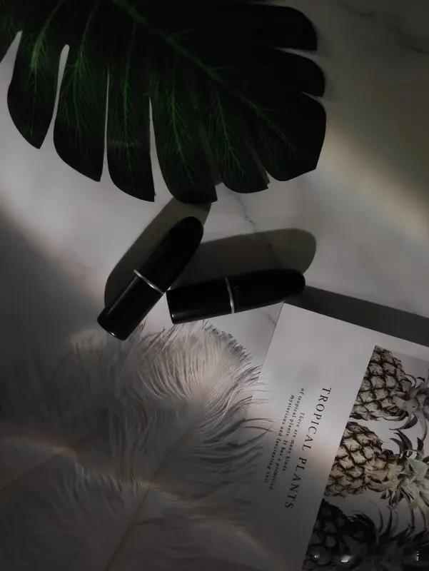 女生所追求的高级感，并非源于名牌堆砌，而是“身份”二字。

       情商虽