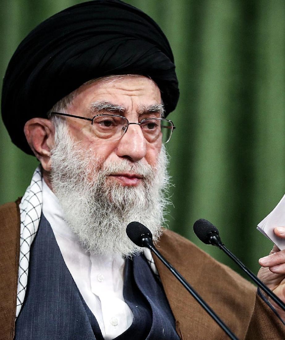 穆杰塔巴和哈梅内伊的神态很像。
父子俩都有男子汉气概。