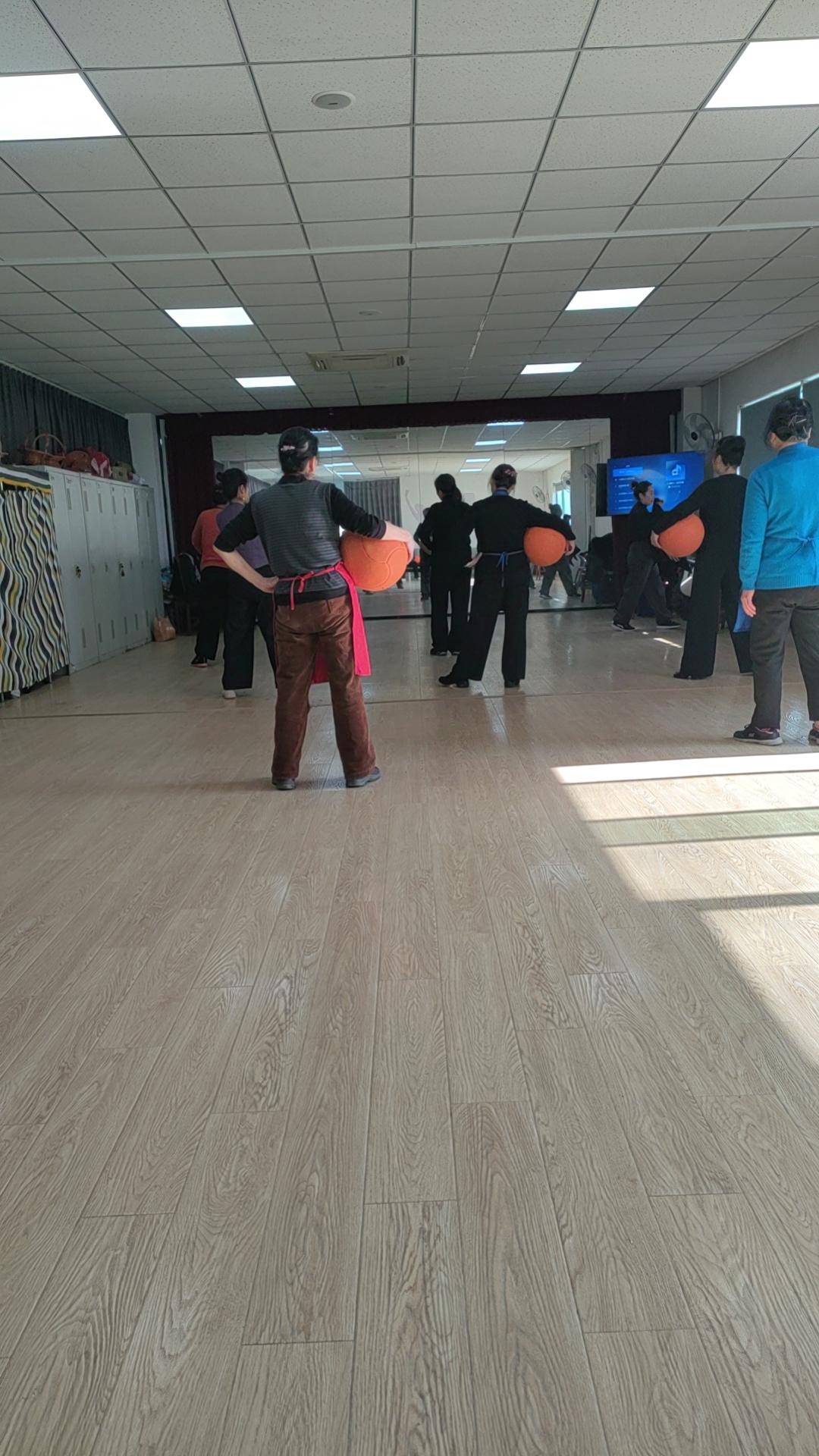 今天无极球姐妹们又一起练球了，估计是年前最后一次，在老师的带领下，大家在一起互相