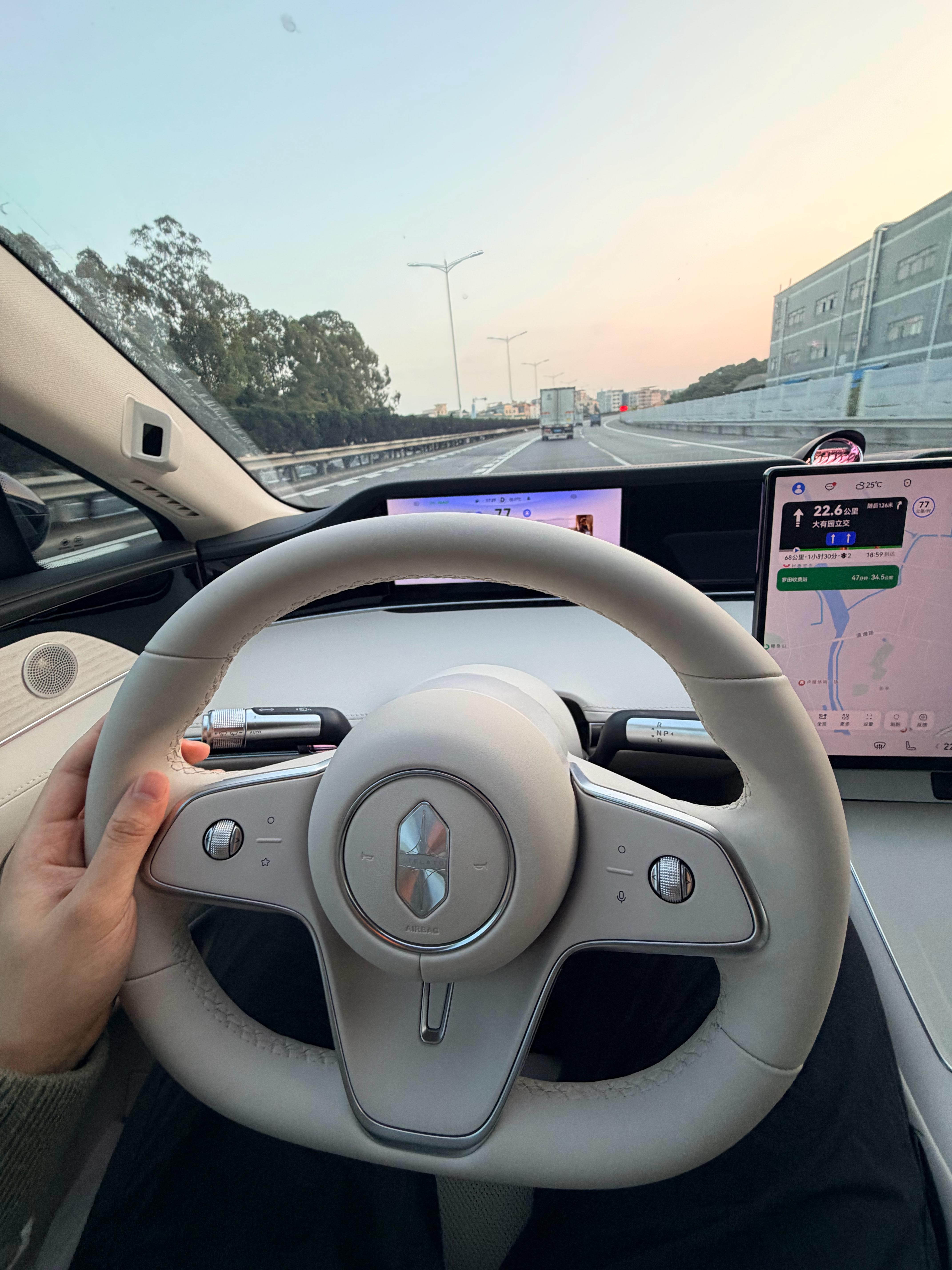 今天从东莞开车回深圳堵了半个多小时全程用享界S9T智驾，没有接管一次开智驾太爽了