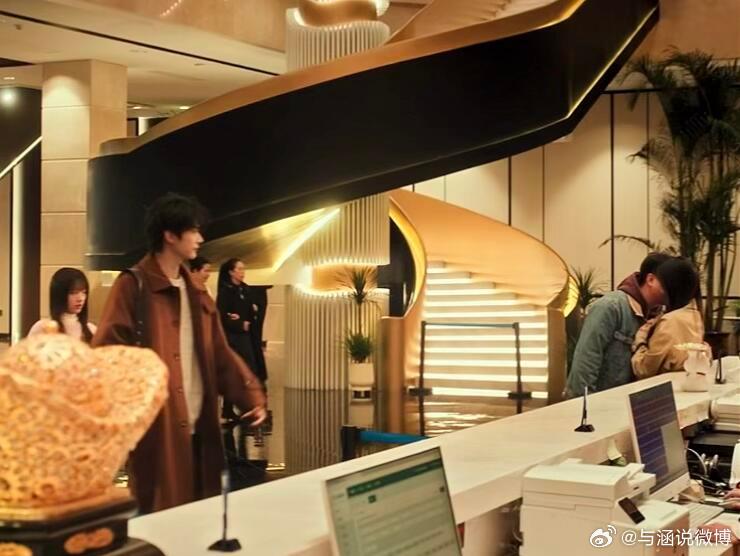 电视剧炽夏刷到了《炽夏》one6入住酒店戏的repo（笑的我在地上乱爬）：导演现
