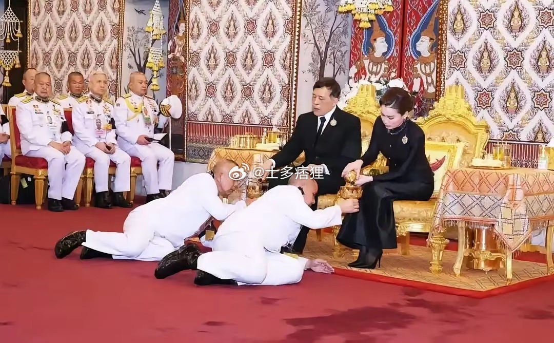 泰国人这种匍匐在地向他们的国王行的跪拜礼仪是从哪里学来的？ 