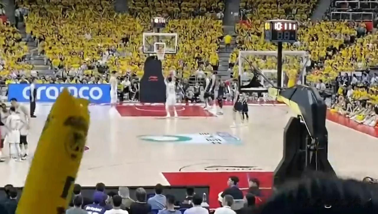 在广东男篮与辽宁男篮的第三场比赛中，当辽宁男篮球员张镇麟走上罚球线罚球时，广东球