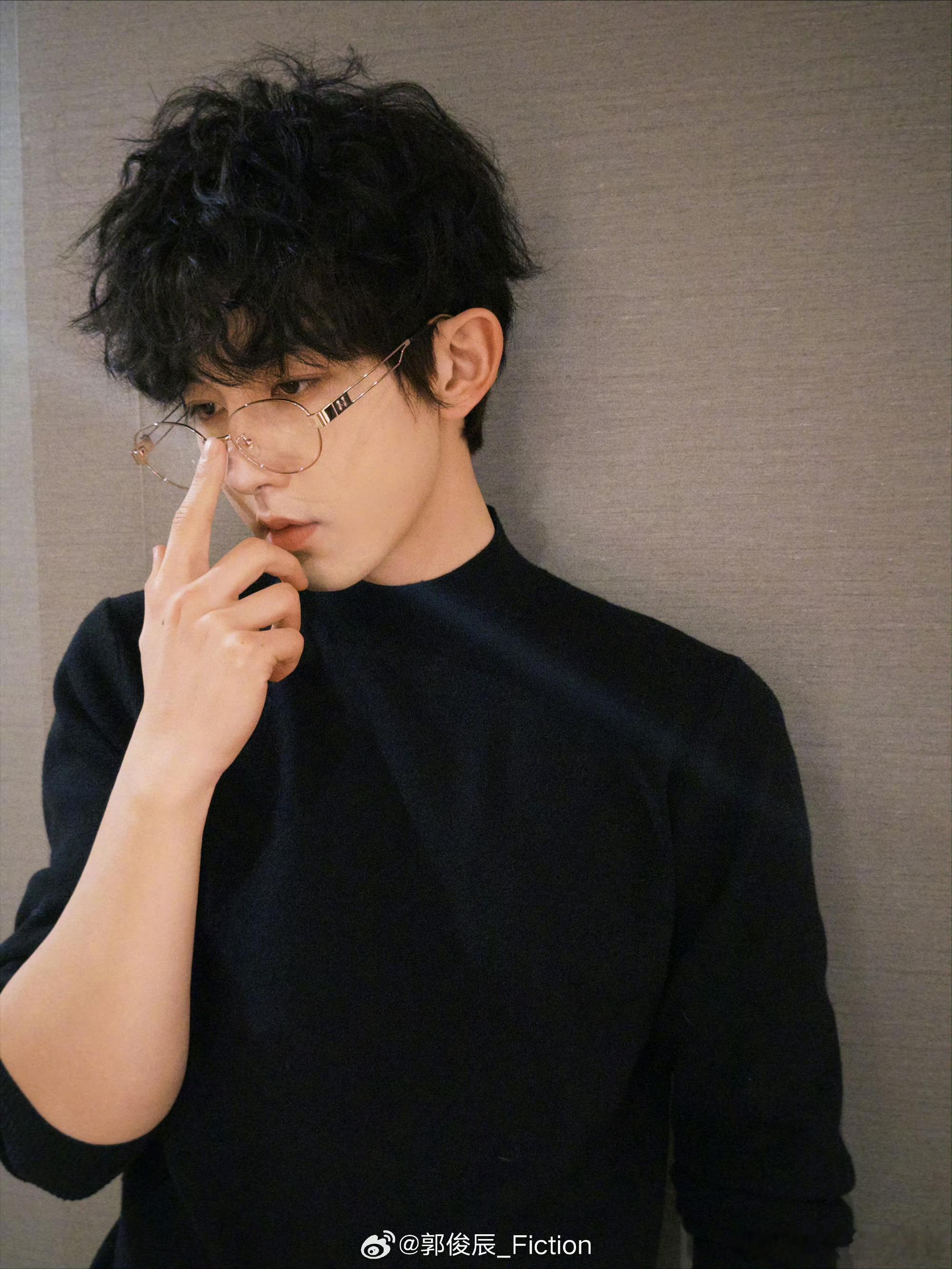 郭俊辰当我穿上男人最性感的衣服 郭俊辰黑色半高领上衣太性感了，戴上金色框眼镜有熟