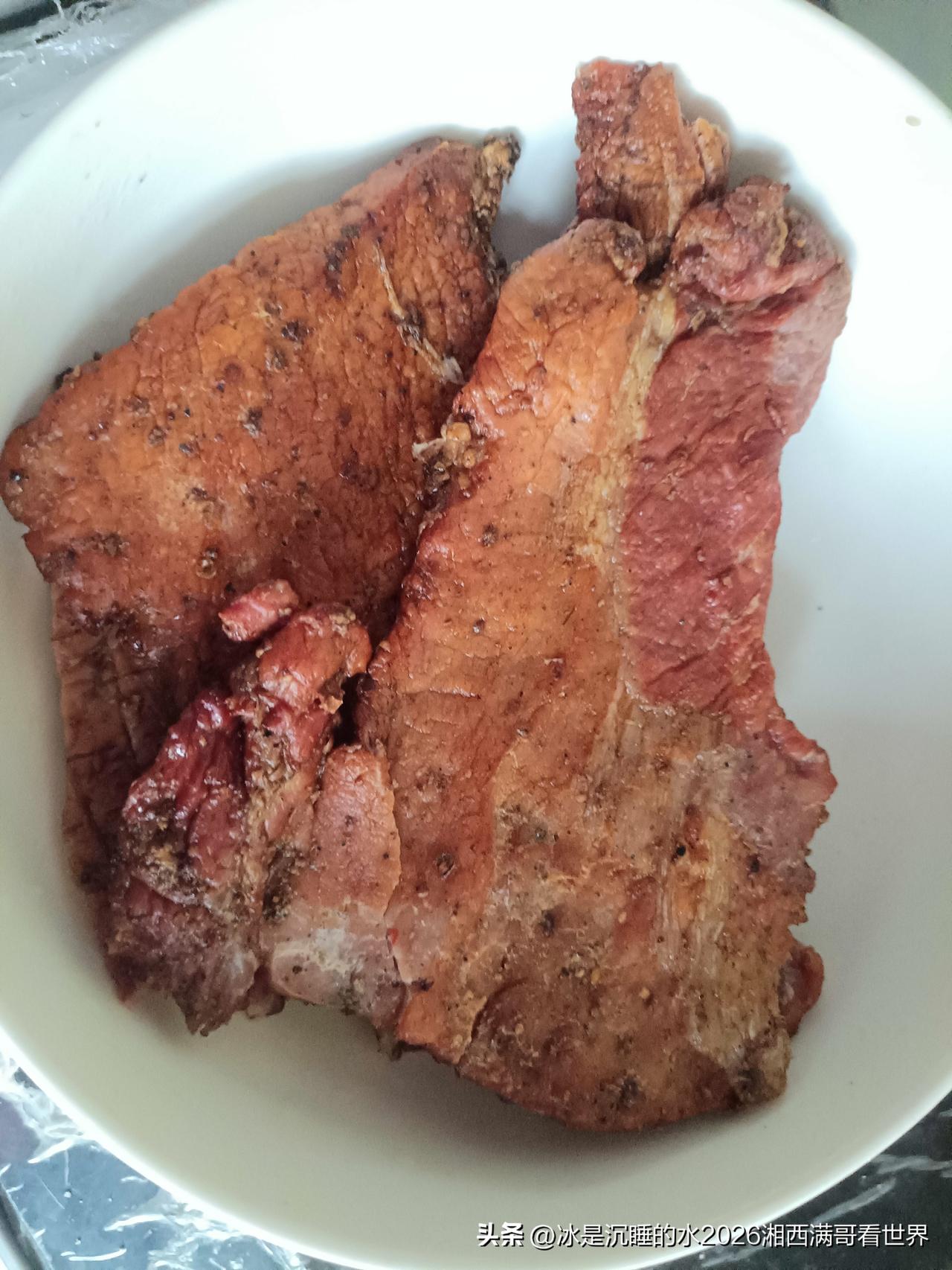 湘西特色美食之“晒兰肉”。晒兰肉也可以称为肉干，用上好的猪肉与牛肉跟各类香料、盐