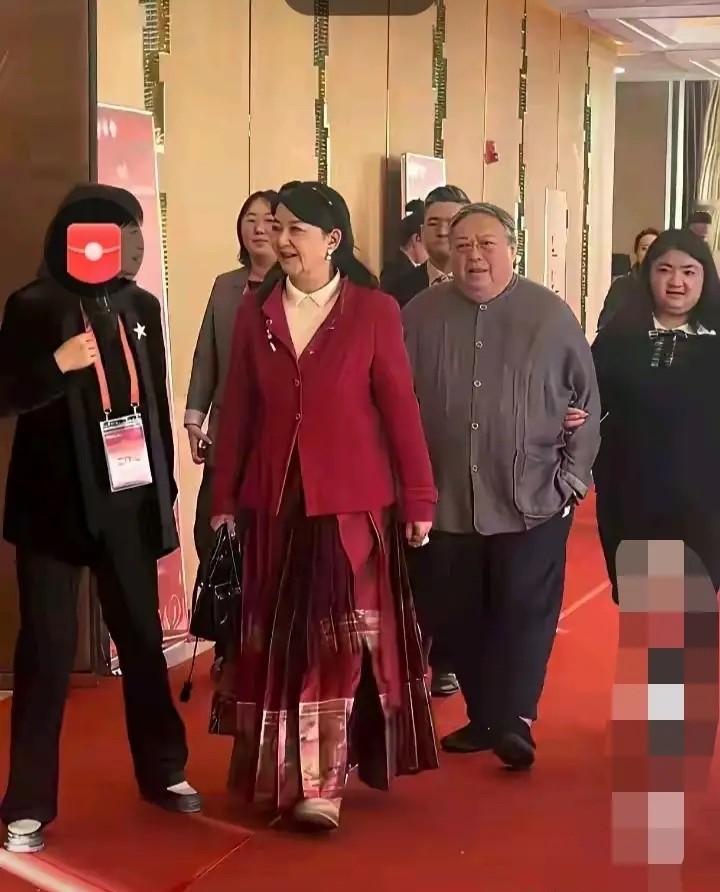 同学会推门进来的那一刻，你憋了十年的那句“好久不见”卡在喉咙里——面前这个牵着孩