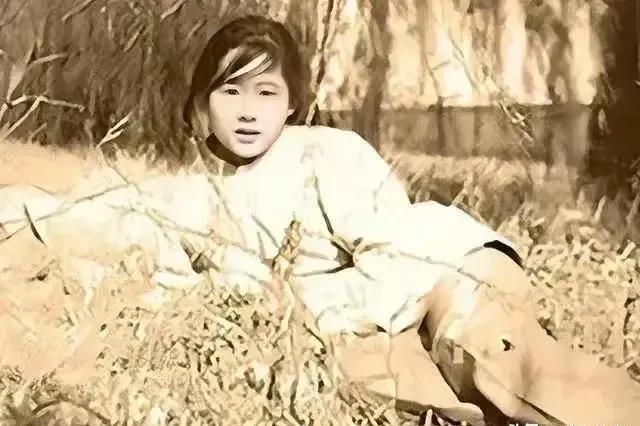 1938年5月，台儿庄战役中，女护士刘守玟正要抢救受伤的连长。突然，一个军官挥刀