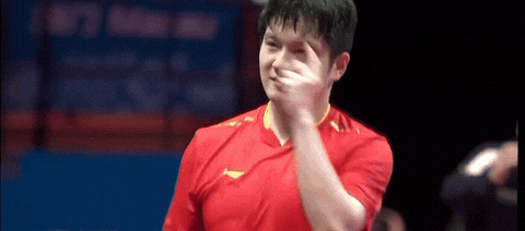 赛后樊振东的这个动作你知道是什么意思吗？
这个动作是致敬巴佩的庆祝动作。樊振东喜