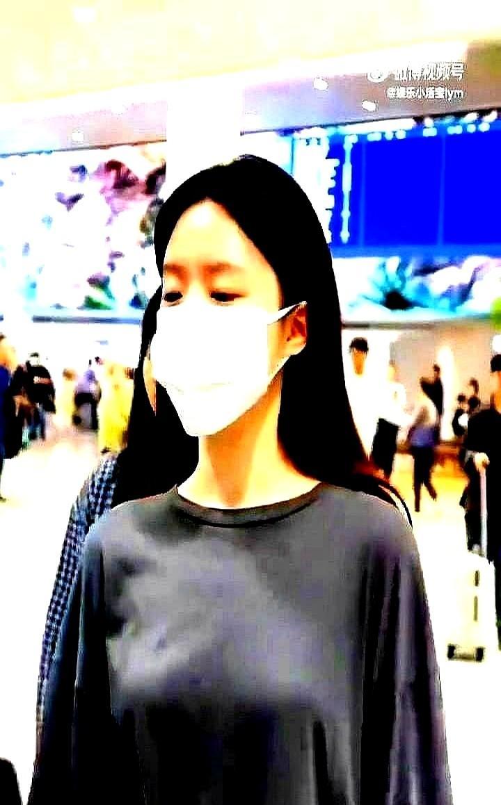 地铁里有人多看一眼，就该被说“不雅”？
韩国女孩穿什么，轮不到别人指手画脚。
法