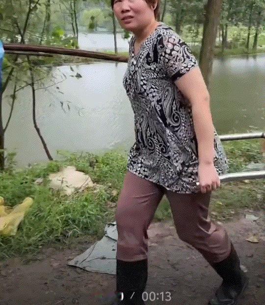 一女子晒婚前婚后的外形变化，因为反差实在太大，而引起了网友的关注和热议。视频显示
