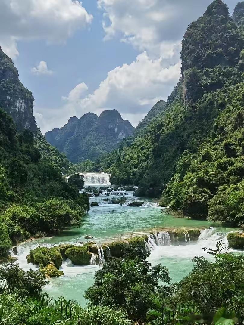 明天大A将重新开盘，关注这些板块：1.券商：看涨。2.人形机器人：看涨。3.有色