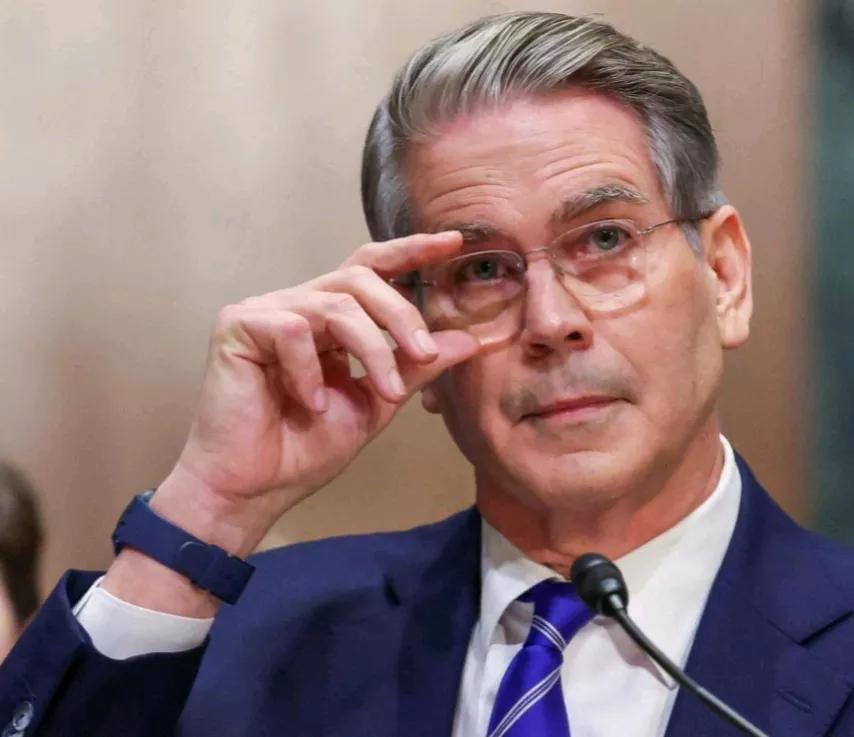 塔斯社报道，美国财长确认，华盛顿正在推动伊朗陷入货币危机。

当地时间5日，美国