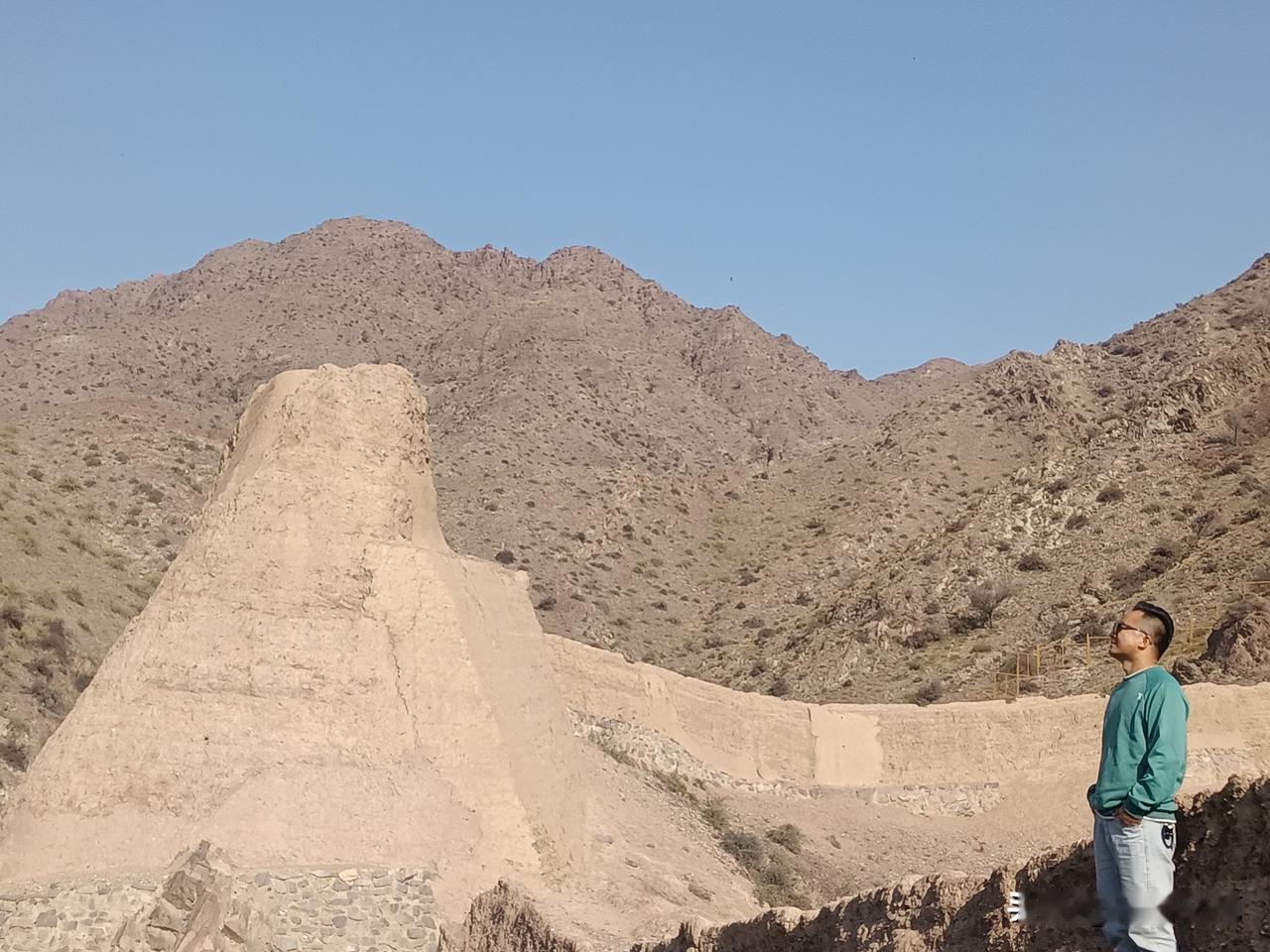 用想象描摹一个你
文/白雨
（一）
没有叶子的树站成一排
有没有一棵或几棵
正在