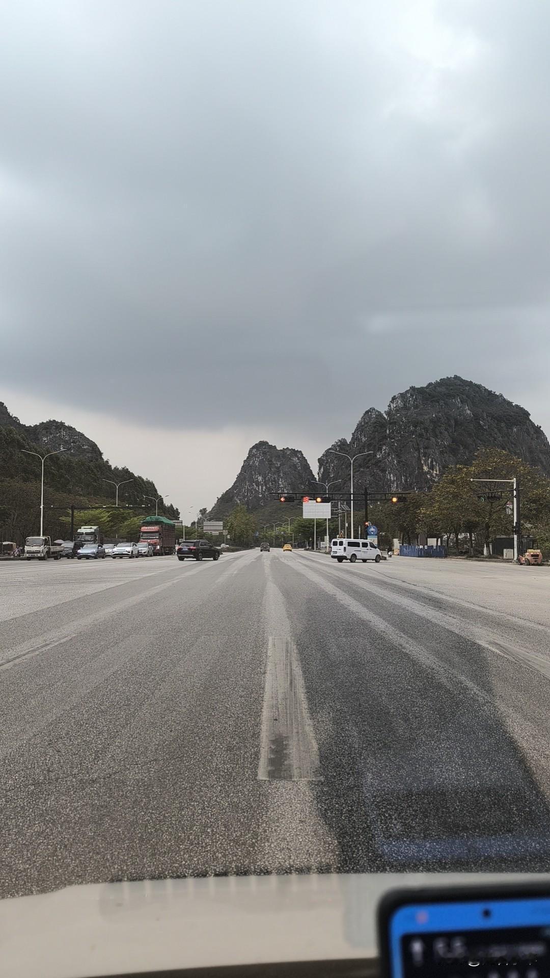 想去新疆自驾游，从广西南宁出发，目前正在计划中，不知道有没有这样想法的人呢？
事