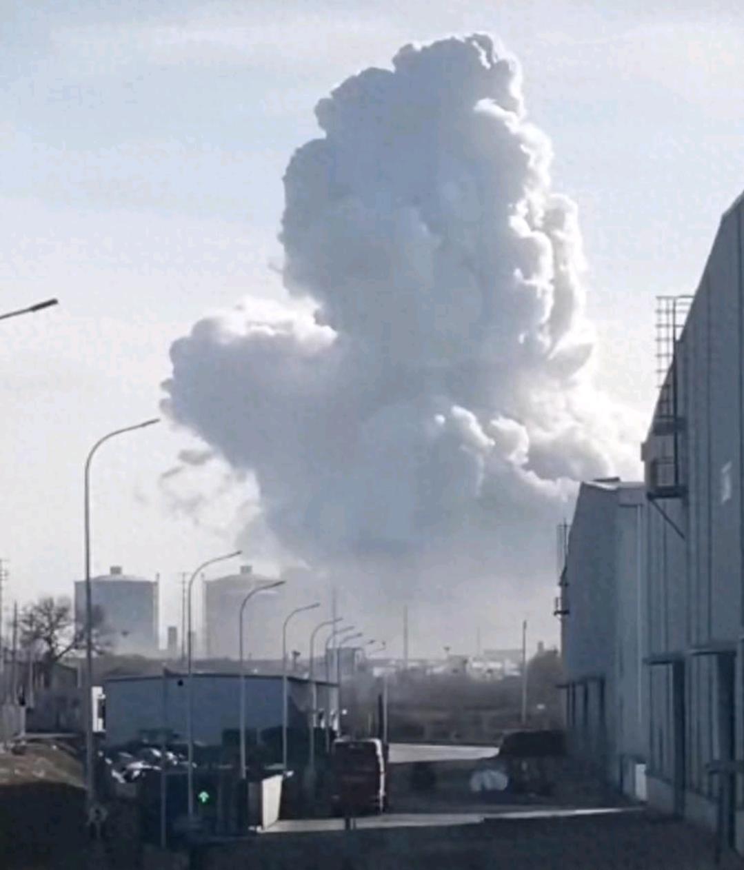 内蒙古包头包钢厂区发生爆炸
1月18日，内蒙古包头市包钢股份一板材厂发生的爆炸事