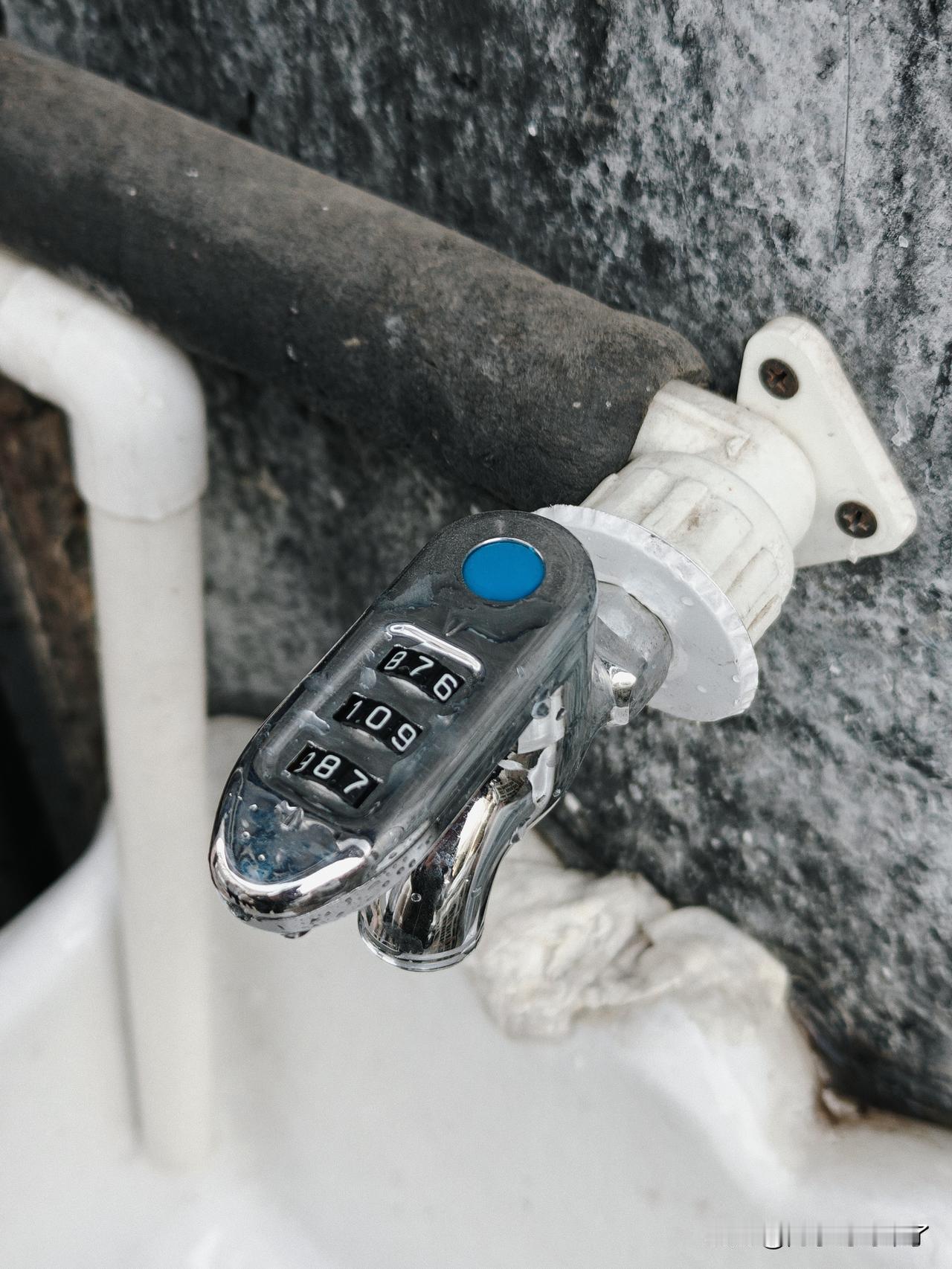 这几天大家都亏麻了？不管了我的水龙头也要按上密码锁了…大家没有意见吧？