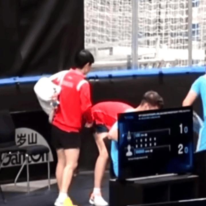 赛场边那一下搀着走，真没必要被放大成什么大事。
那会儿路就那么窄，回程又挤，过不