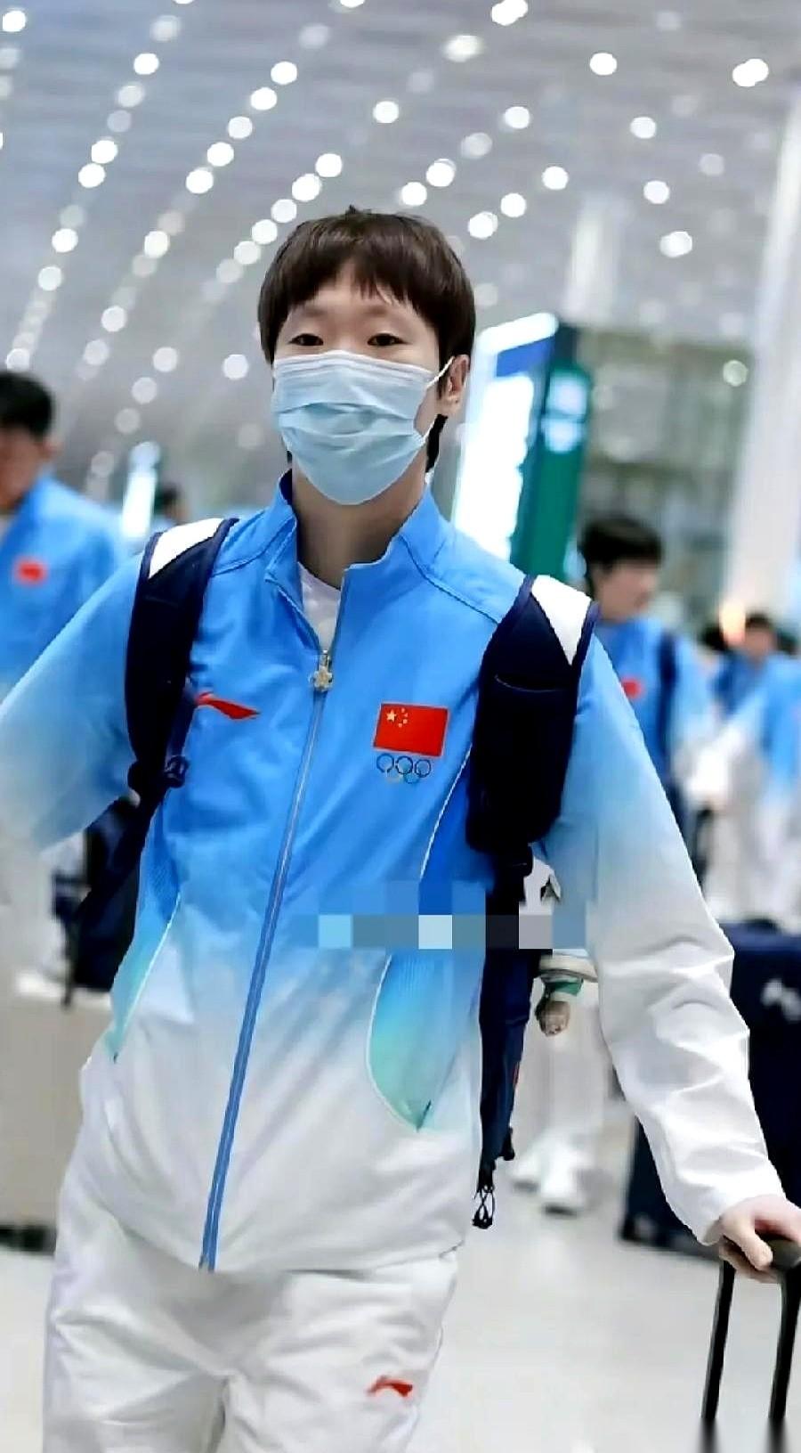 王曼昱那张穿亚运队服的刷屏神图，这几天满网飞。
实话实说，剥开那层夸张的赞美，这