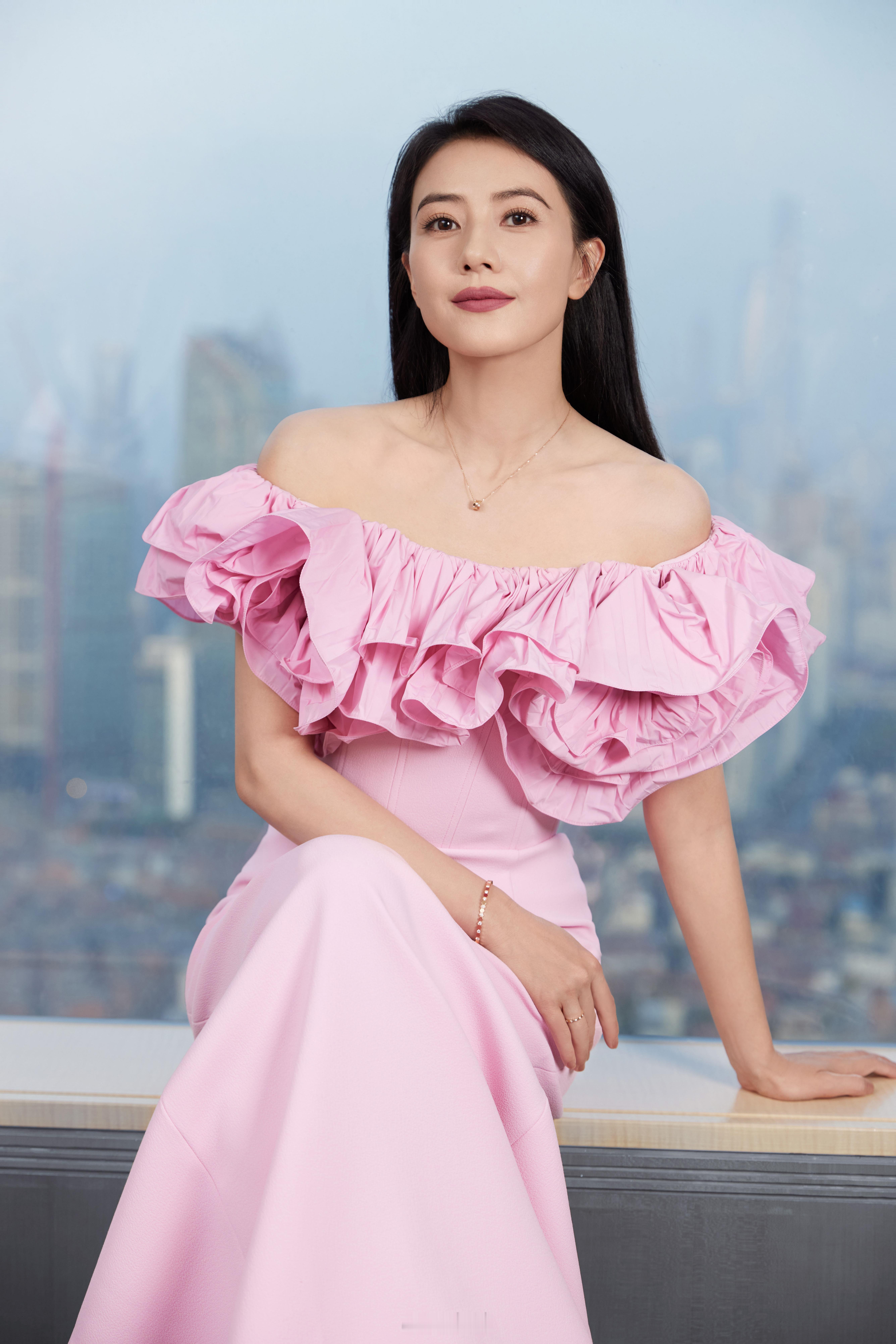 女神高圆圆依旧还是女神，举手投足间尽显优雅大方 ​​​