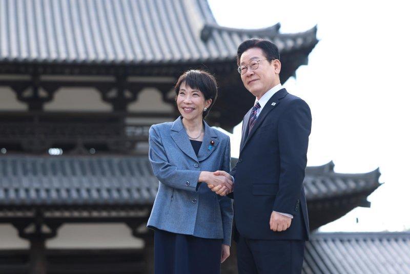 谄媚至极！日本高市早苗被沦为国际社会的热议笑料！
5月，高市早苗专程到访韩国，本