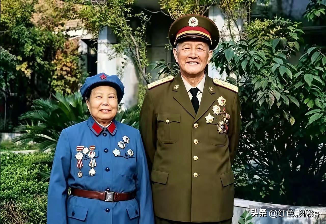 这张照片是“六星上将”洪学智与夫人张文的珍贵合影。
洪学智是开国上将，1955年