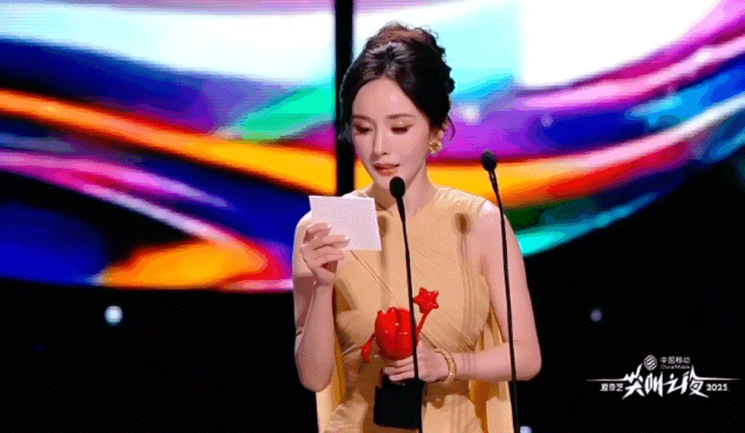 杨幂替秦海璐领奖《生万物》暖心场面🈶秦海璐突发高烧没能去尖叫之夜，绣绣帮费左氏